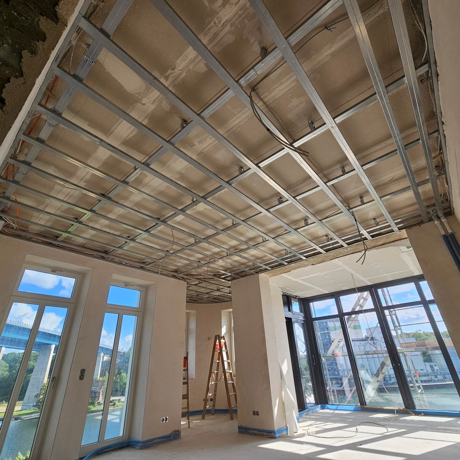 Abgehängte Decke mit Unterkonstruktion, Blick auf Wasser