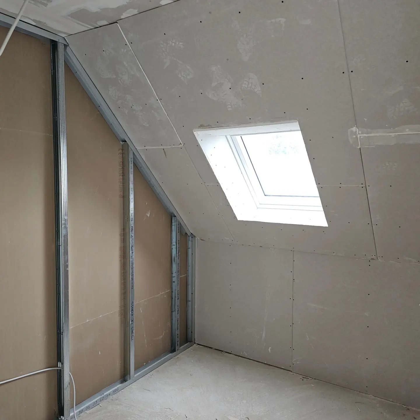 Dachausbau mit Dachflächenfenster-Laibung