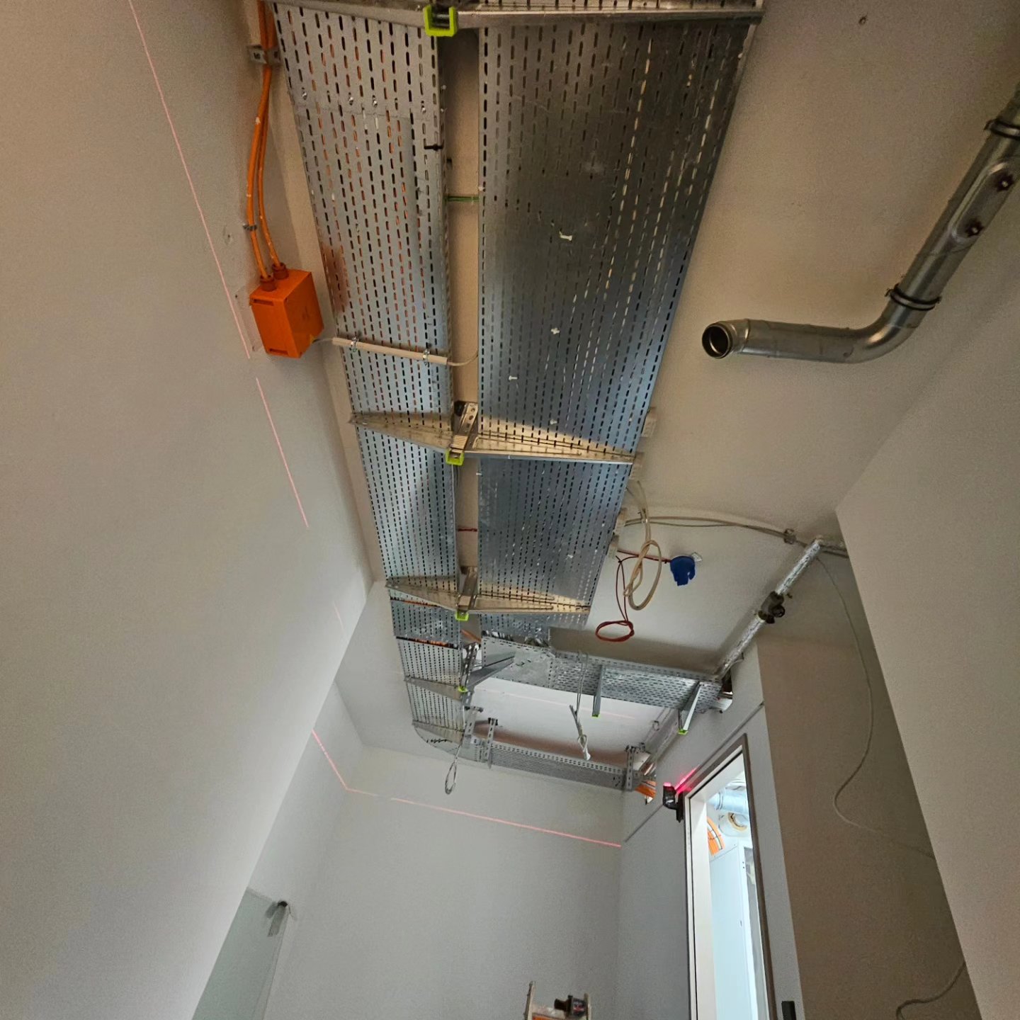Akustikdecke mit Installationsführung