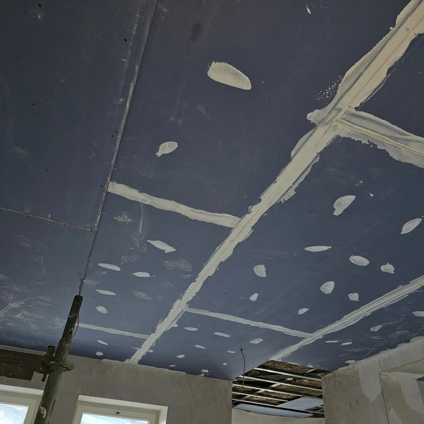 Feuchtraumdecke im Fugenverspachtelungsprozess