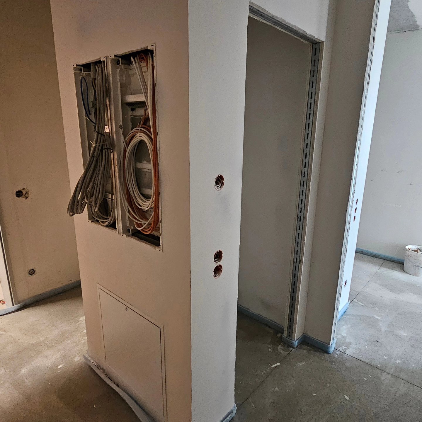 Ecke mit Elektroinstallation vor Verkleidung