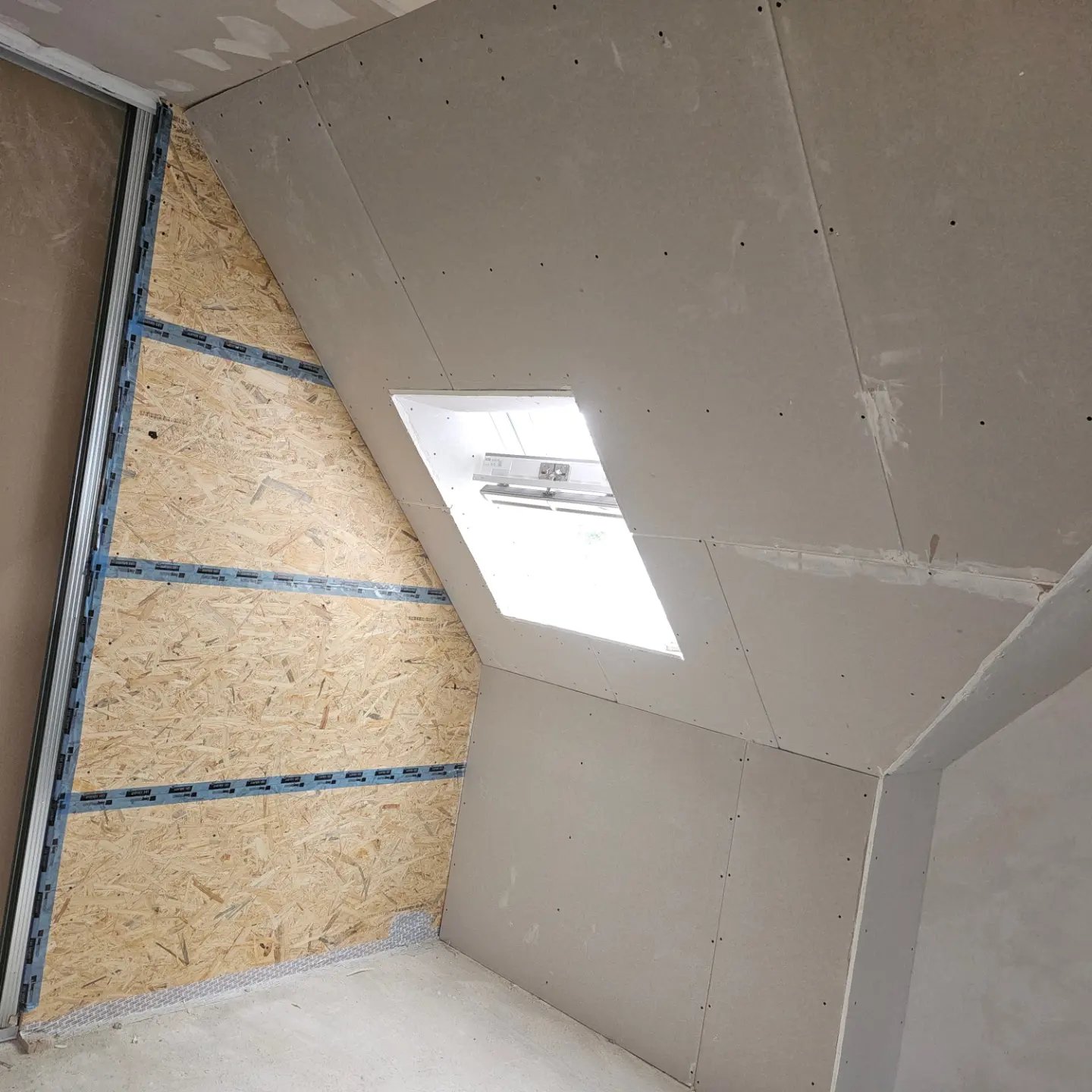 Detail: Dachschräge mit OSB und GK